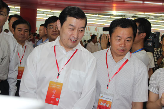 山東省副省長(zhǎng)張超超聽取經(jīng)典集團(tuán)杜總產(chǎn)學(xué)研匯報(bào)